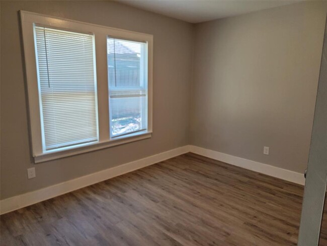 Building Photo - BEAUTIFUL RECENTLY REMODELED 3 BEDROOM 2 B...