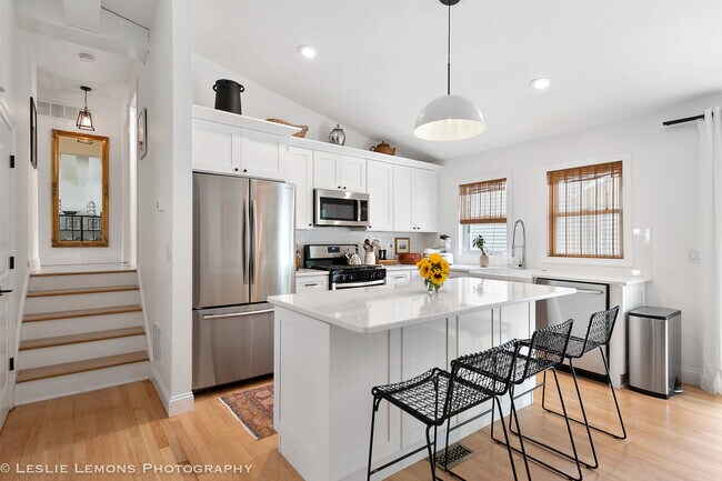 Building Photo - 685 Milton Dr