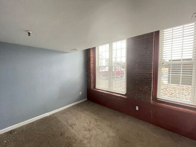 Building Photo - 471 Silver St