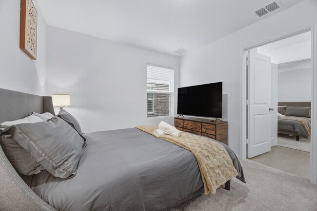 Building Photo - 591 Sormonne Lp