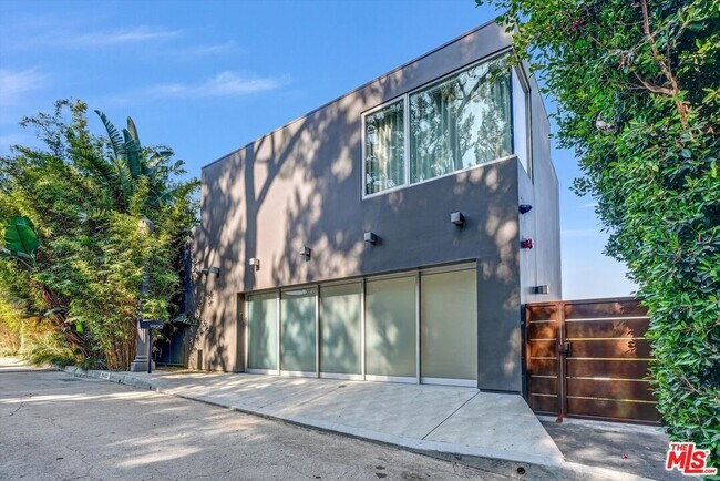 Building Photo - 9400 Readcrest Dr