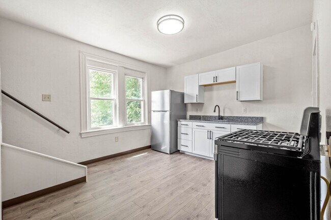 Building Photo - GREAT TWO BEDROOM IN SOUTH SIDE SLOPES!