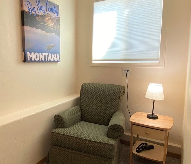 Building Photo - 2 bed 1 bath Duplex in South Hamilton with Large Shop