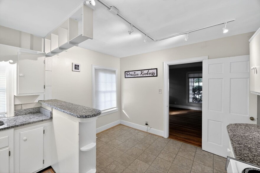 Building Photo - 1106 Elwell Ave