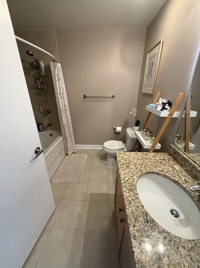 Building Photo - 320 E 21st St