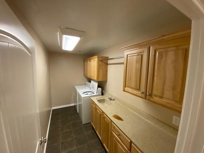 Building Photo - 3 Bedroom 2 Bath Basement Apartment of Sin...