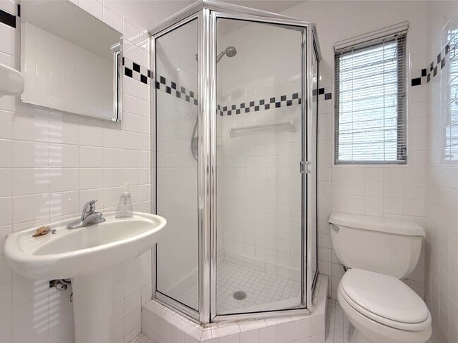 Building Photo - 2/2 Home in College Park with lots of char...