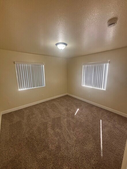 Building Photo - 926 W 64th St