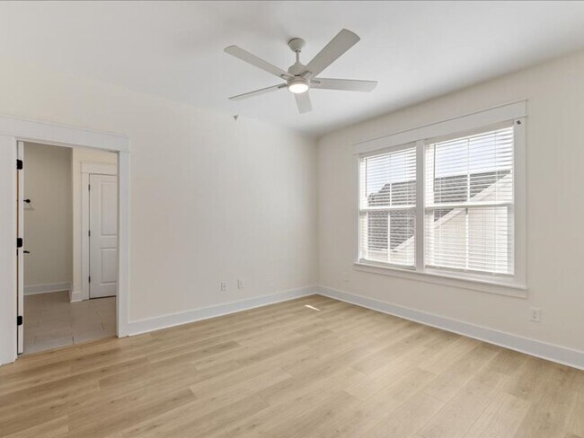 Building Photo - A great place to stay that is a nice and cozy cottage in the great neighborhood of Southwood