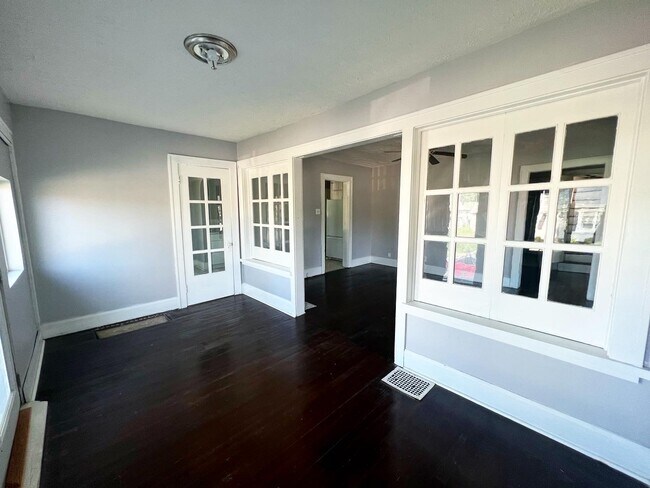 Building Photo - 1000 E 8th St