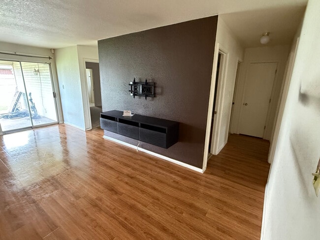Building Photo - 4200 Lonesome Dove Dr