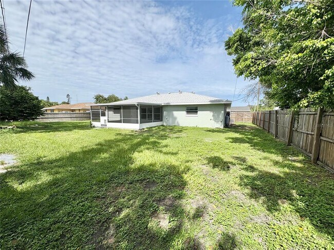 Building Photo - 3126 Shamrock Dr