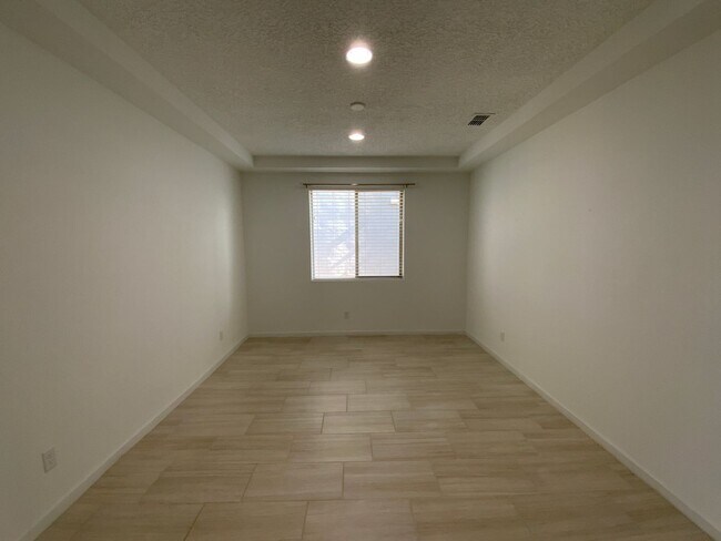 Building Photo - 5 Bedroom Luxury Home Available Near Louis...