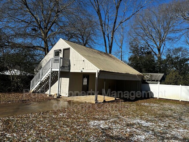 Building Photo - 708 Union St S