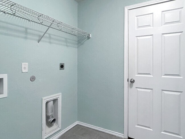 Building Photo - Far West Side 3BR Home with Study, Island Kitchen & Covered Patio