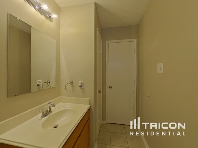 Building Photo - 33107 Cottonwood Bend