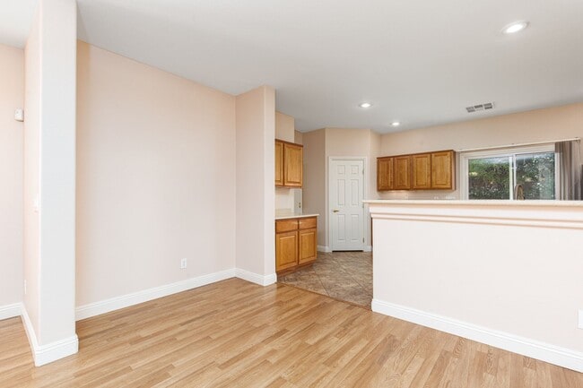 Building Photo - HUGE 5 BEDROOM, 3 BATH 2 STORY HOME IN GATED COMMUNITY NEAR SOUTHERN HIGHLANDS
