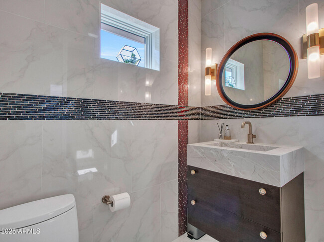Building Photo - 6031 E Paradise Dr