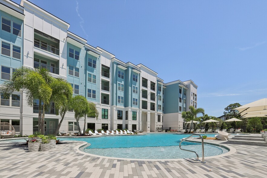 Relaxing Saltwater Pool with Sun Shelves, Grill Areas, & Wi-Fi - Brea Lakewood Ranch