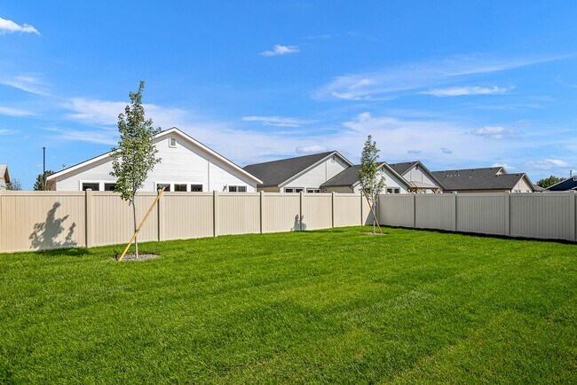Building Photo - 3 Bed 2.5 Bath + Loft & Office located in the Greyhawk Subdivision