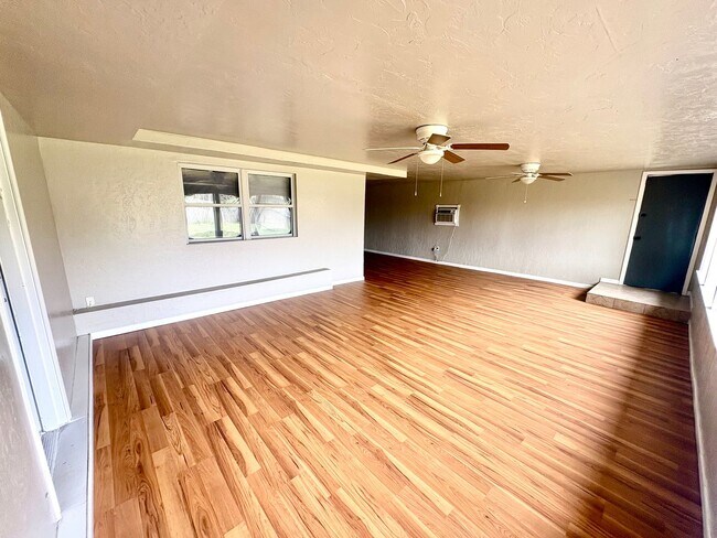 Building Photo - Spacious 4 Bedroom, 2 Bathroom Home with L...