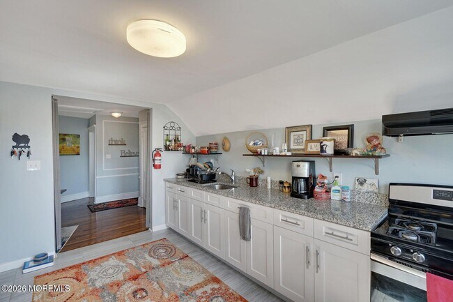 Building Photo - 304 7th Ave