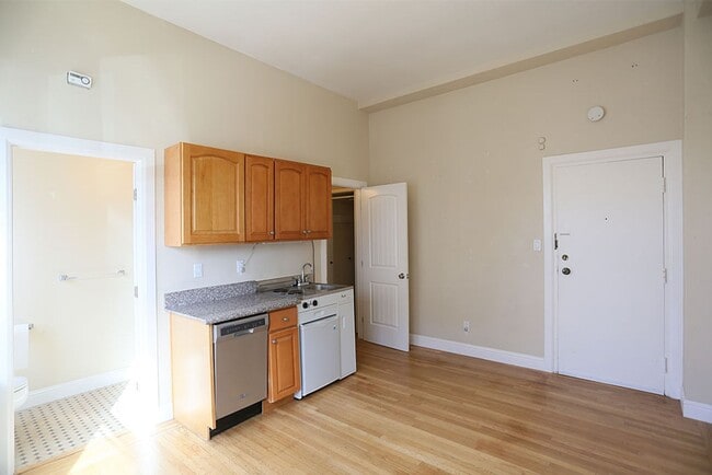Building Photo - Renovated studio in Central Richmond, H/W Floors, Shared Laundry, Pets Considered (494 27th Avenu...