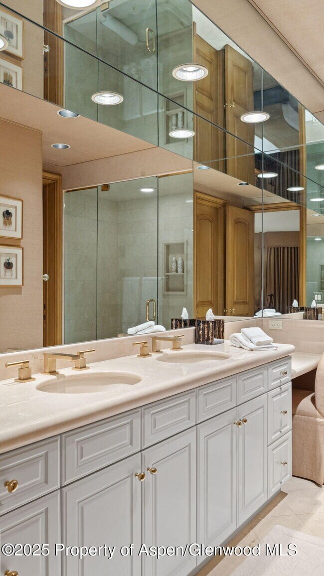 Building Photo - 715 Willoughby Way