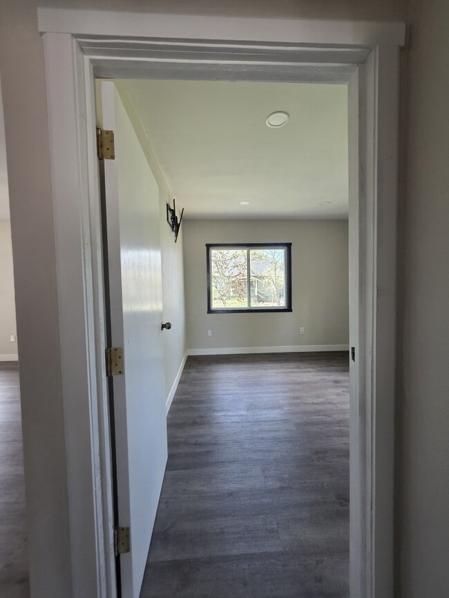 Building Photo - 1060-KE1060 15th St NE