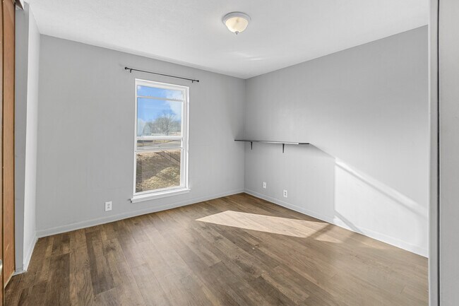 Building Photo - 711 ManApart