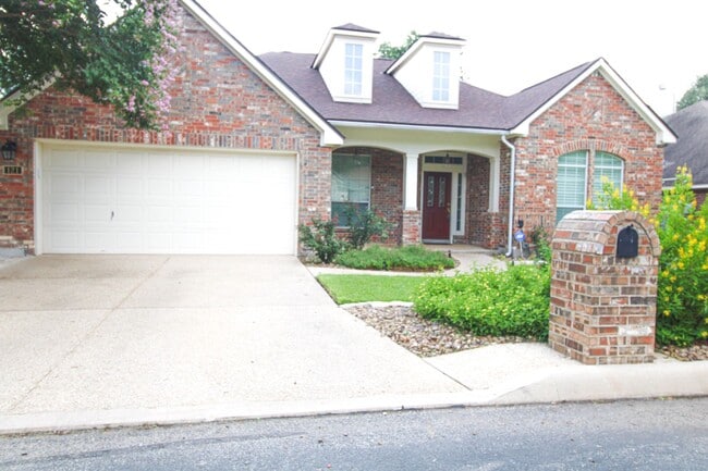 Primary Photo - 121 Antler Cir