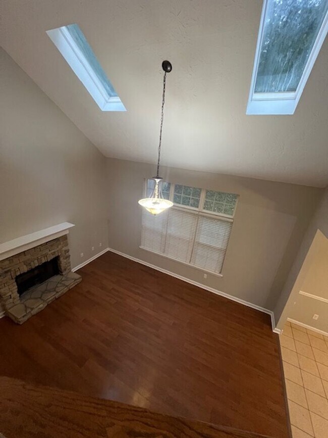Building Photo - 3 Bedroom, 2.5 Bathroom in Lexington!