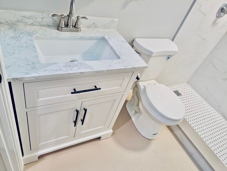 Building Photo - 960 W 18th Pl