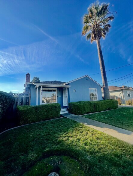 Building Photo - 82 E Rosemary Ln