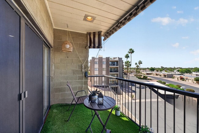 Building Photo - 425 S Parkcrest