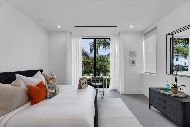 Building Photo - 1730 SE 13th St