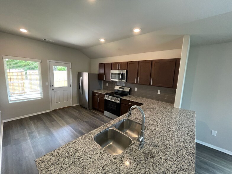 Building Photo - 2440 N Raven Ln