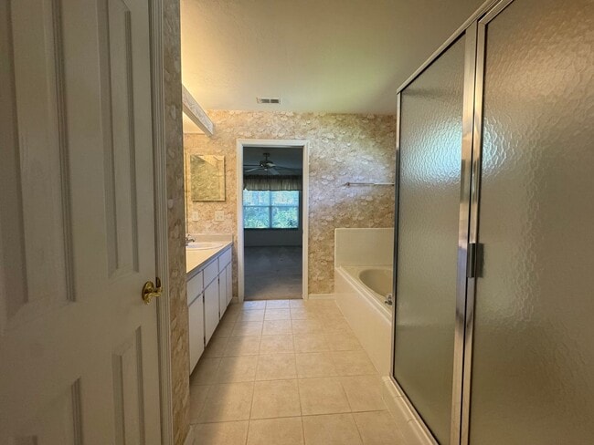 Building Photo - Charming 3-Bedroom Home in Broadmoor – Mov...