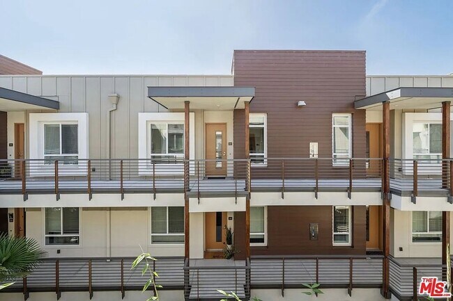 Building Photo - Beautiful Playa Vista Home With In Unit La...