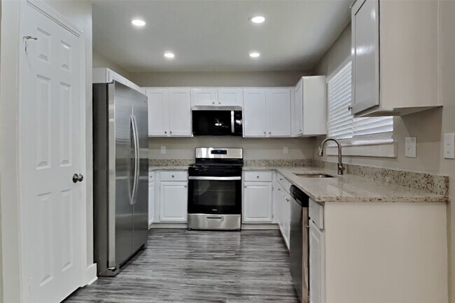 Building Photo - 3327 Colonel Ct Dr