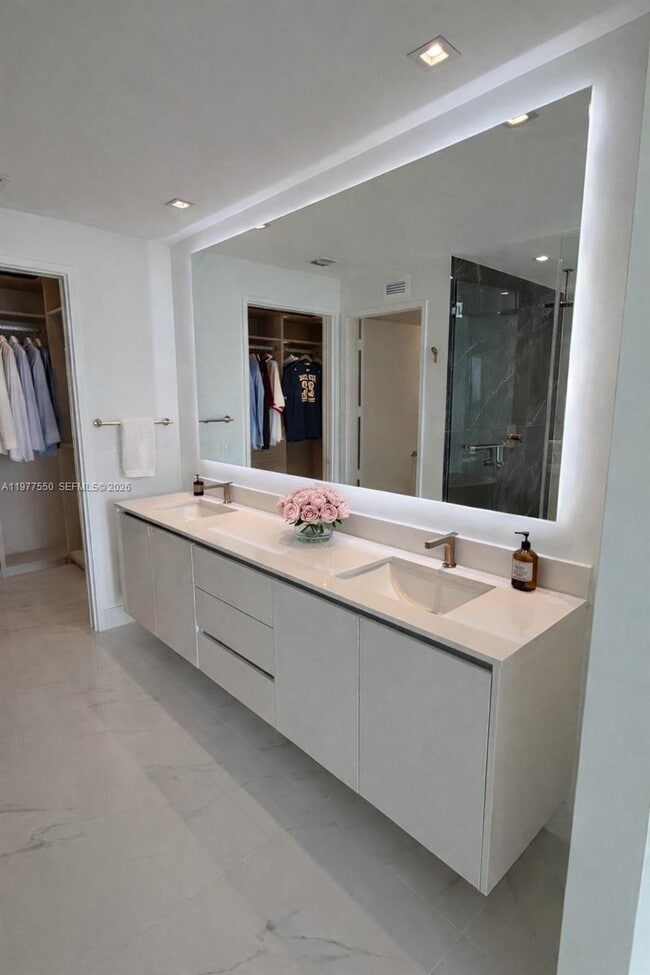 Building Photo - 700 NE 24th St