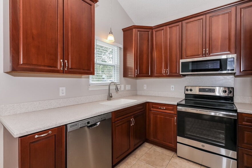 Building Photo - 13839 Poppleton Ct