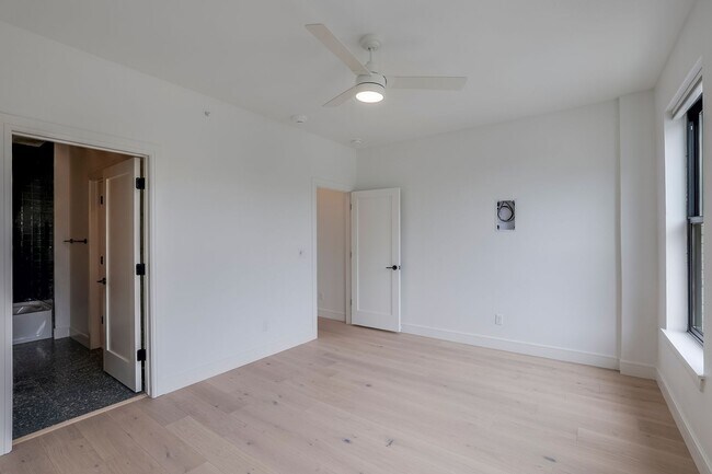 Building Photo - 309 W Daggett Ave