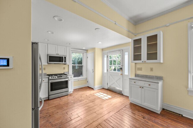 Building Photo - Beautiful German Village Home with Parking and Outdoor Space