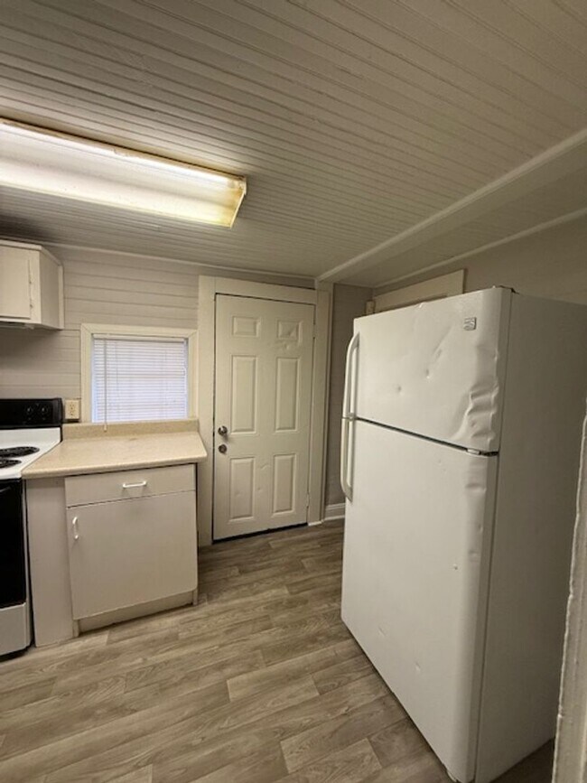 Building Photo - 2 Bedroom, 1.5-bathroom house