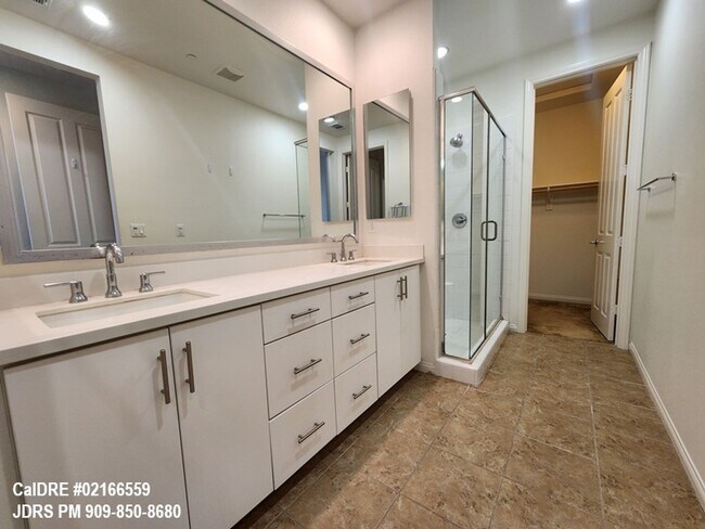 Building Photo - Azusa 2 bedroom Townhome