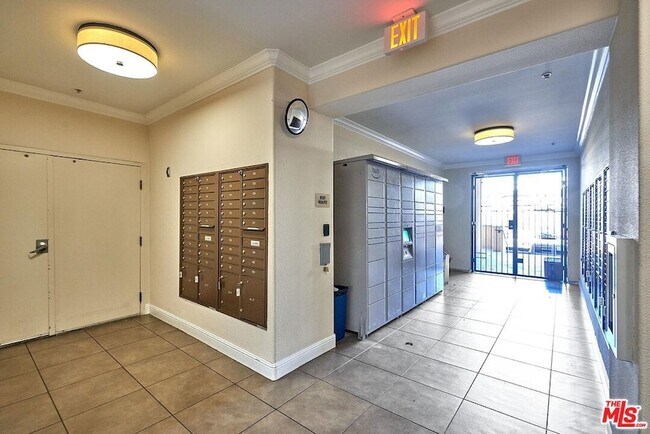 Building Photo - 360 W Ave 26