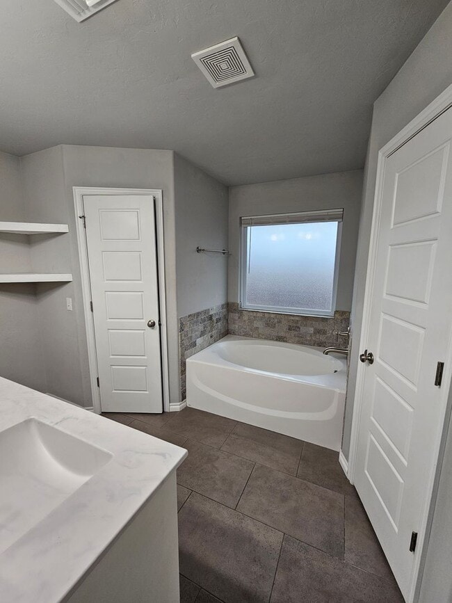 Building Photo - (3) Bed/(2) Bath in Bellatona Addition! Avail NOW!