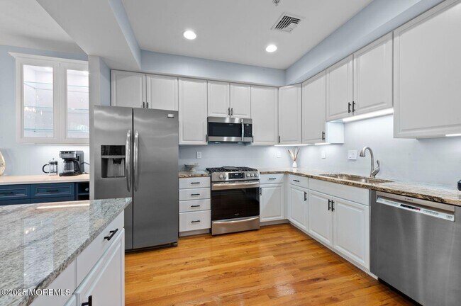 Building Photo - J162 Main St