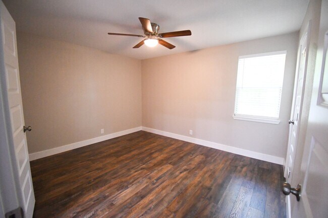 Building Photo - 4 bdrm, 2 bath - NEWLY Remodeled